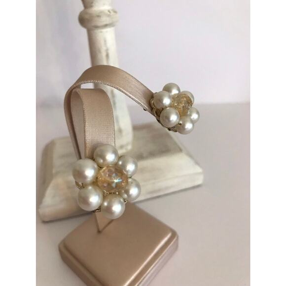 Vintage Clip On Earrings Classic White Mid Century Faux Pearl Beaded Clusters - Picture 3 of 6